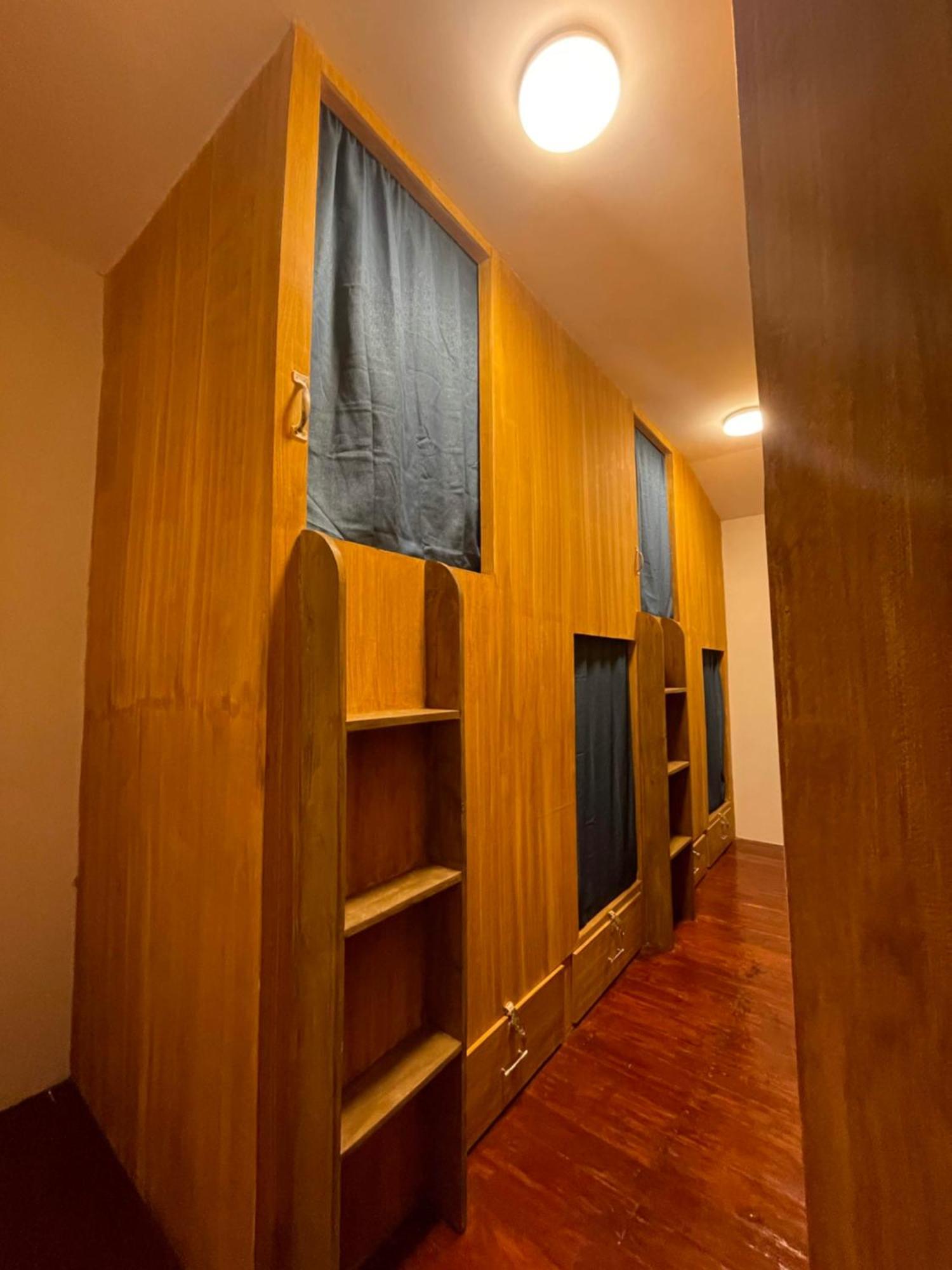 Moon Bar Hostel Barton Экстерьер фото